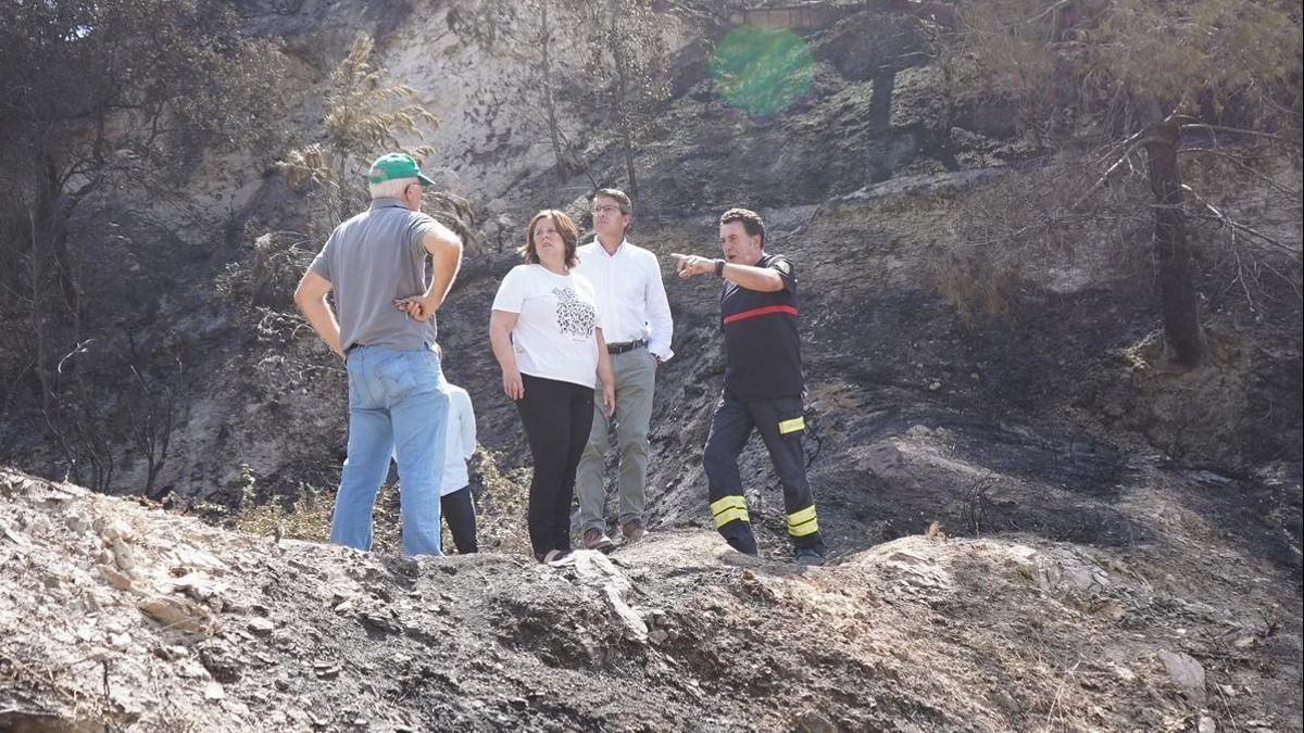 El alcalde Jorge Rodríguyez y la regidora Sayo Gandia, en unos terrenos afectados por un incendio.