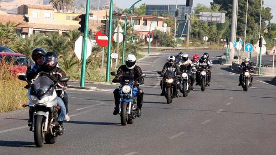 Motoristas en una carretera del Baix Vinalopó, en imagen de archivo.