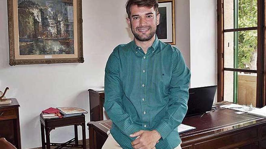 Éric Jareño posa en su despacho de alcaldía en Llucmajor.