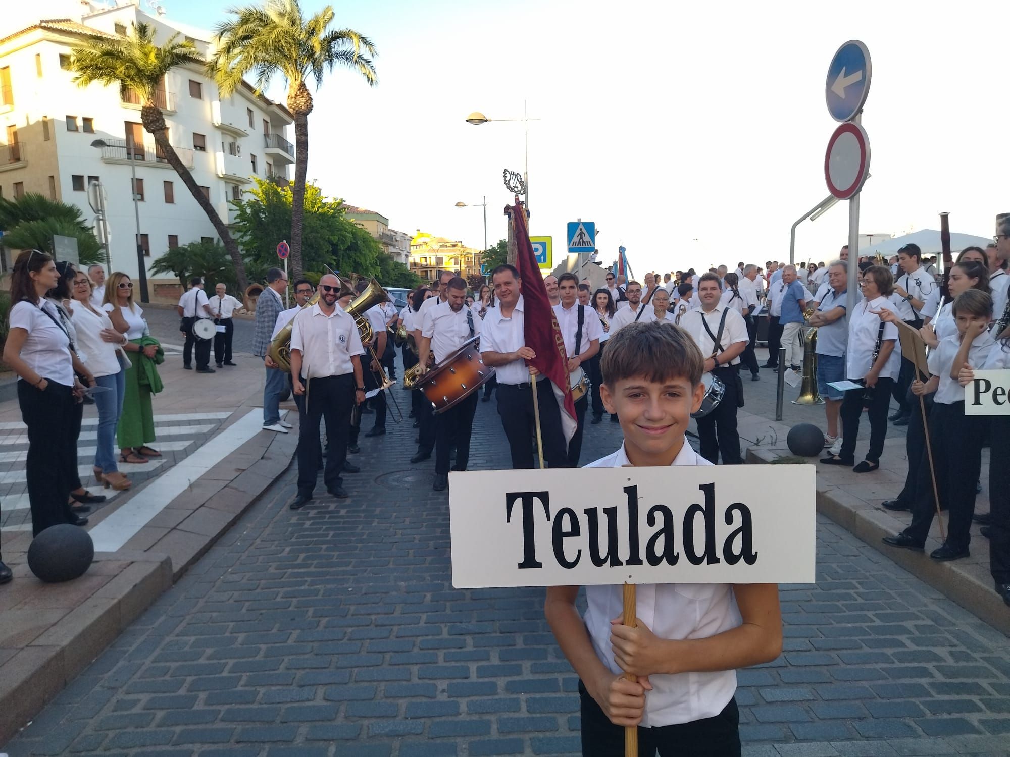 Xàbia, capital de la música: más de 800 músicos de toda la comarca llenan de vida las calles (imágenes)