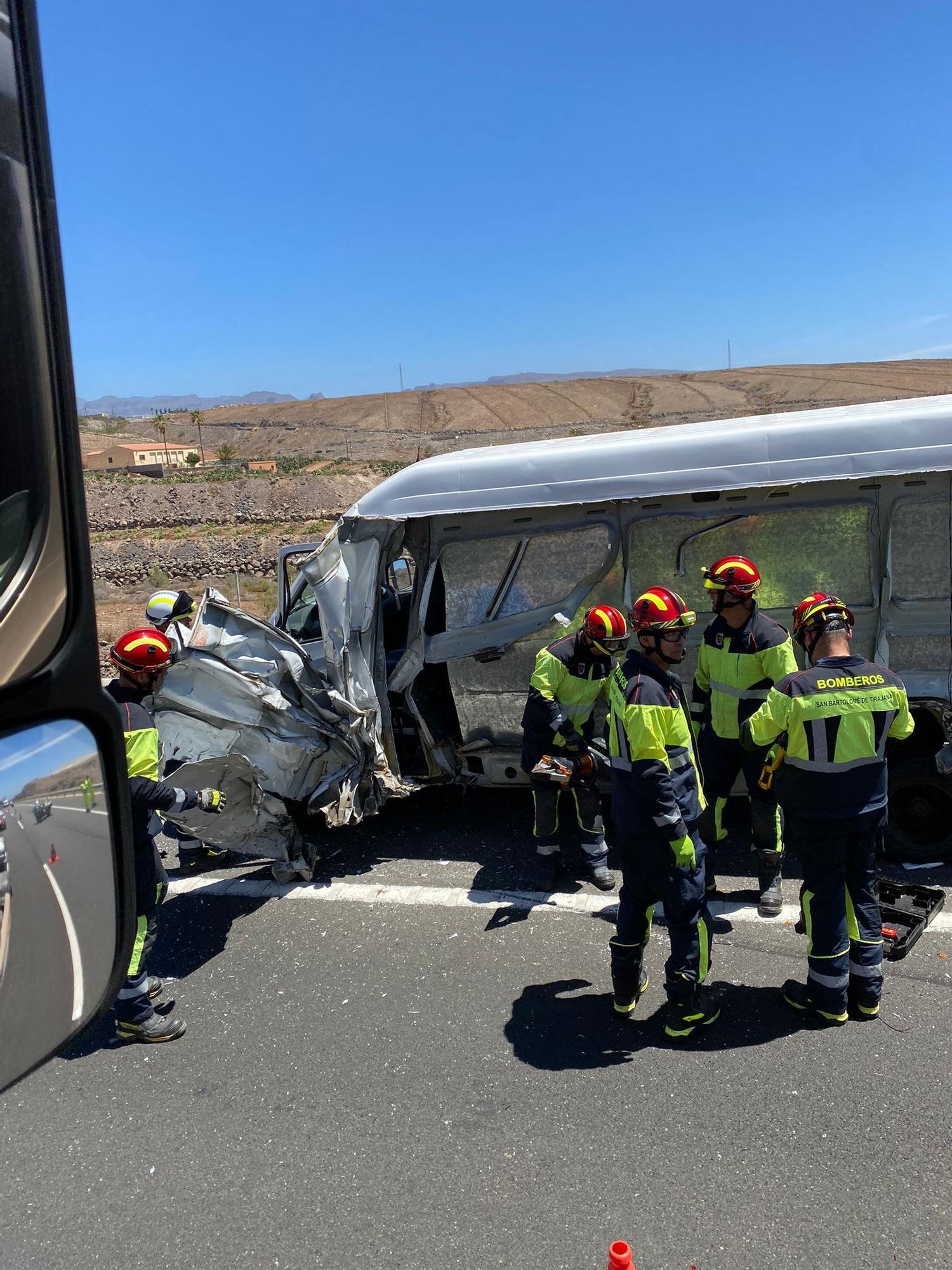 Un camión cargado de lavadoras vuelca en la autopista