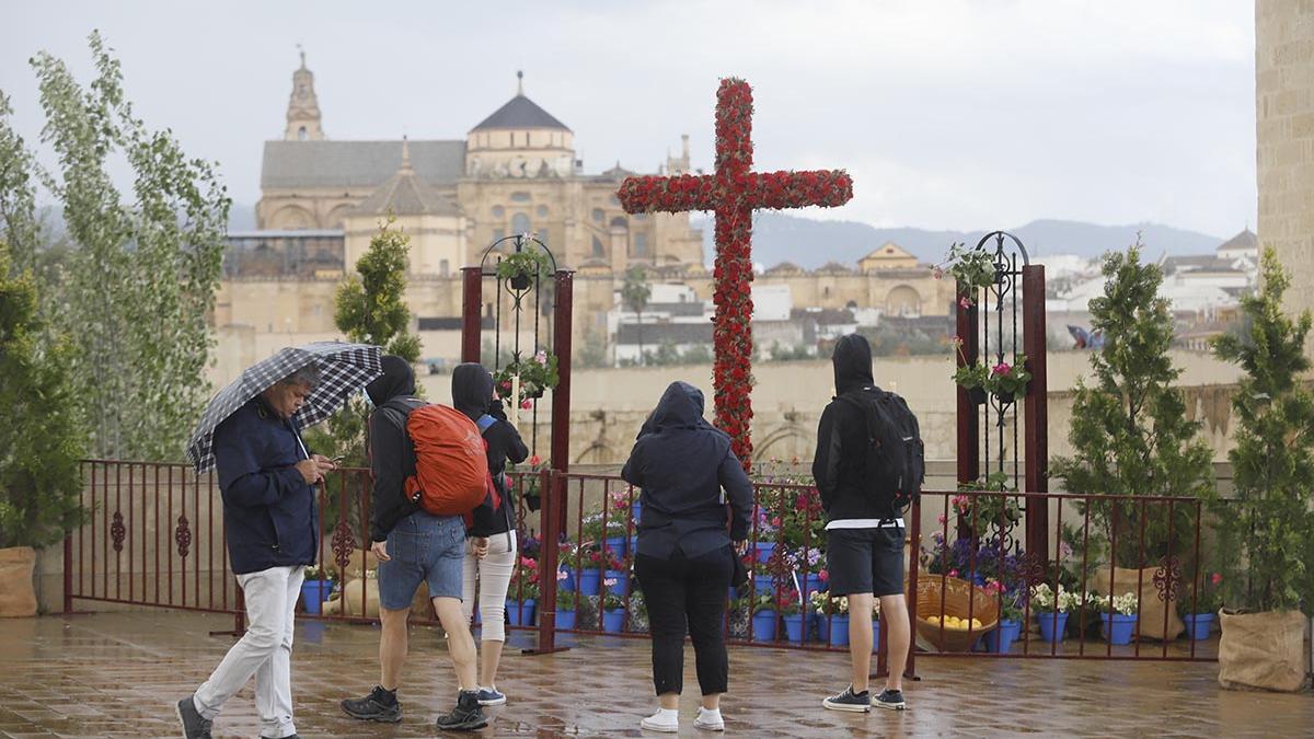Imagen de las Cruces de Mayo de 2022, con lluvia en la primera jornada.
