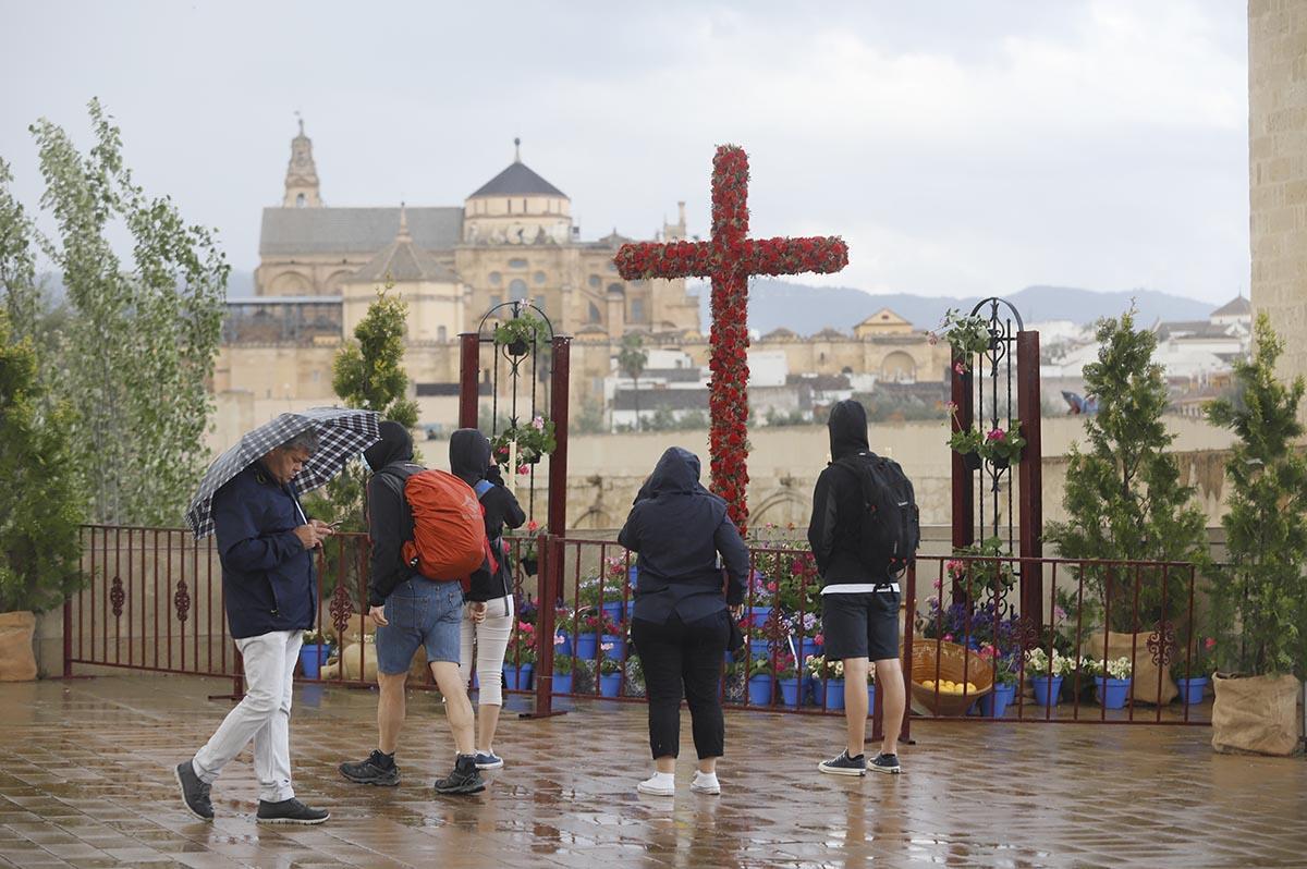 Las Cruces de Mayo vuelven a Córdoba con lluvia, Juanma Moreno y buen ambiente