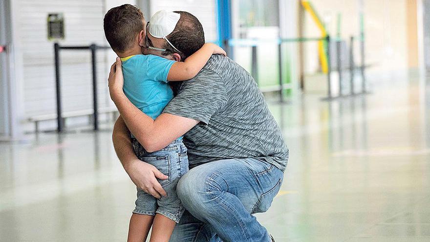 Salvador Melero con su hijo Bruno, de 2 años, que llegó ayer por la tarde a Ibiza desde Cuba.