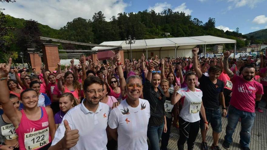 Participantes en una anterior edición de la carrera, con el alcalde de San Martín, Enrique Fernández, y Sandra Ibarra en la primera fila.