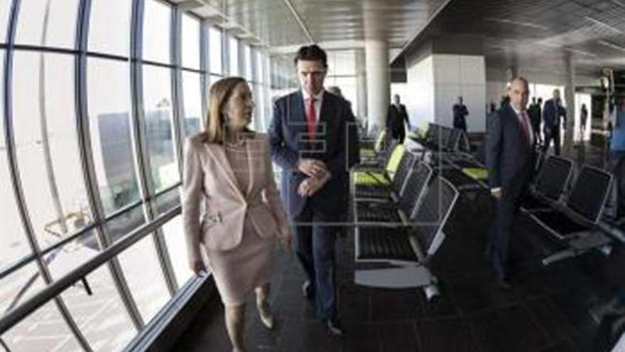 Los ministros Pastor y Soria visitan la nueva terminal