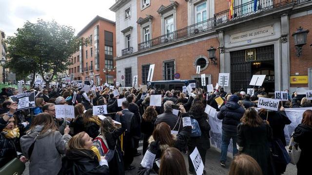Un grupo de Letrados de la Administración de Justicia se manifestó durante la primera jornada de la huelga indefinida que empezó el pasado 24 de enero.