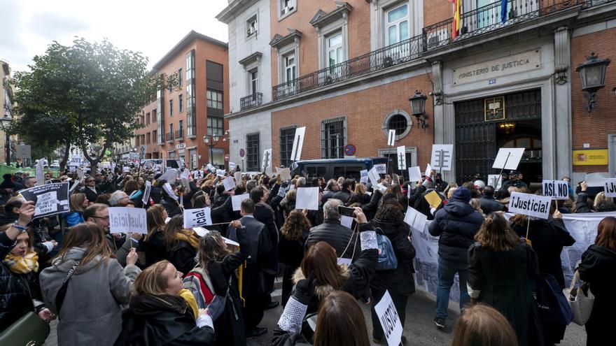 Un grupo de Letrados de la Administración de Justicia se manifestó durante la primera jornada de la huelga indefinida que empezó el pasado 24 de enero.