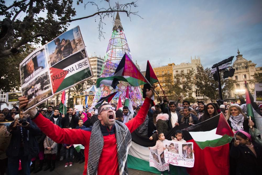 La decisión del presidente de los EEUU de trasladar la embajada de su país en Israel a Jerusalen provocó protestas de rechazo en todo el mundo. En Valencia un grupo de simpatizantes de la causa palestina se concentraron en la plaza del Ayuntamiento.