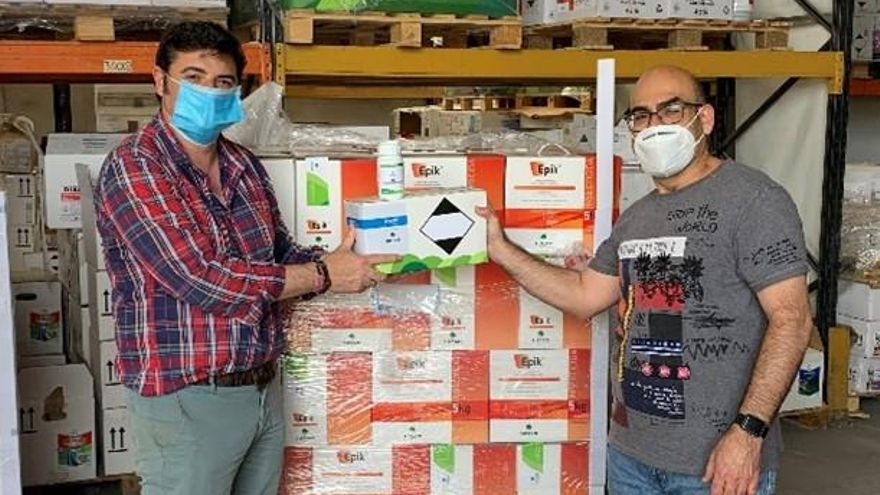 Delegado Comercial de SIPCAM repartiendo el “pack” sanitario al distribuidor Fitocuairan.