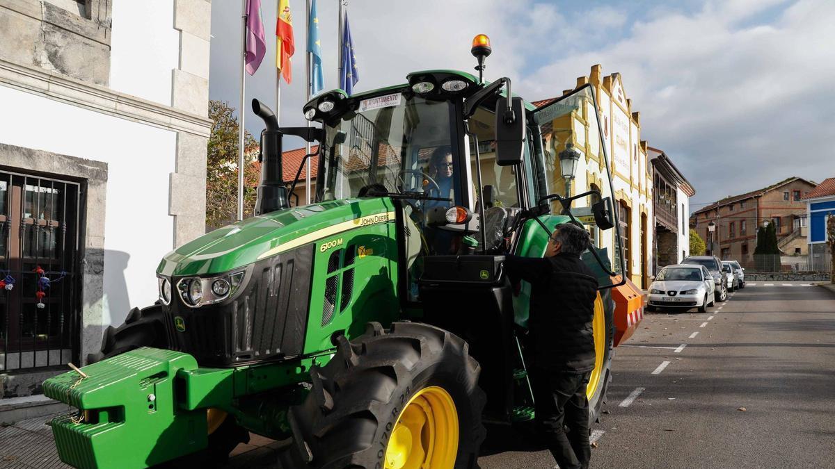 La presentación del tractor del Ayuntamiento de Soto del Barco.