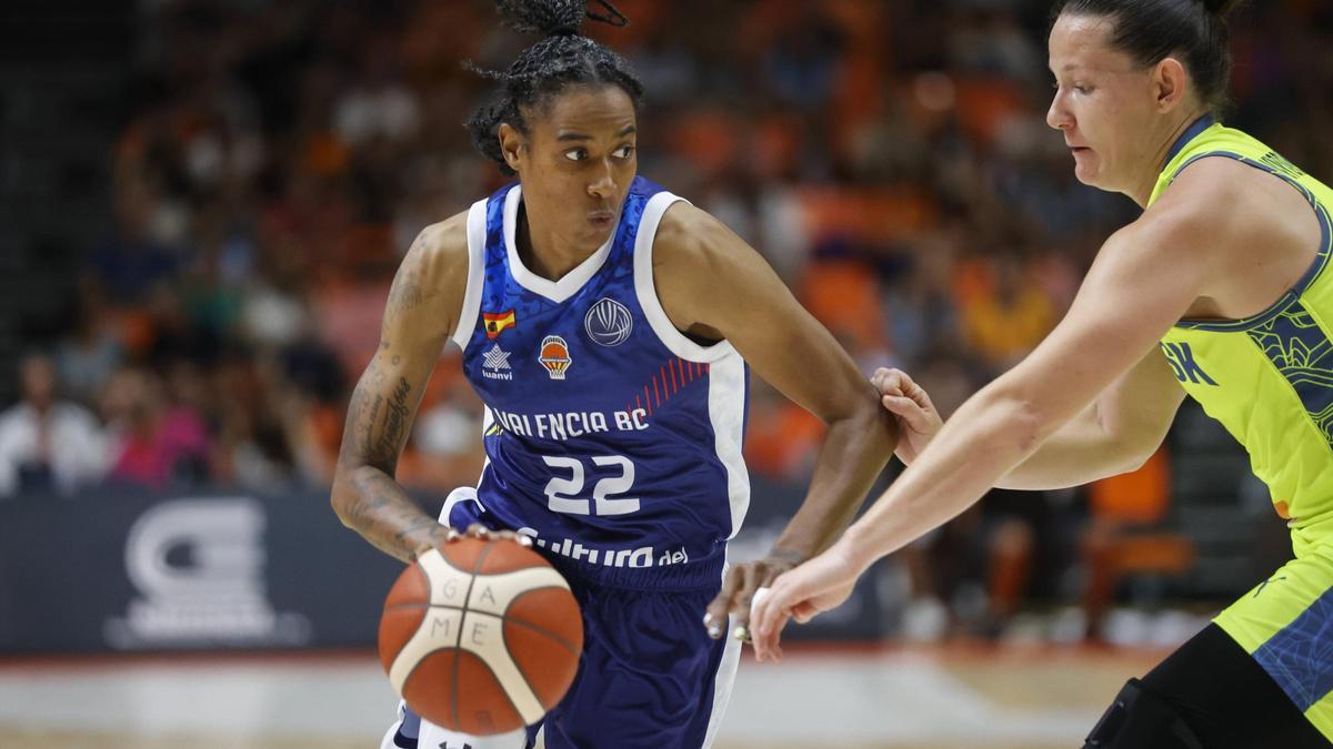 Yvonne Turner con el Valencia BC en un partido de Euroliga