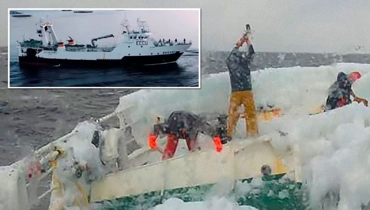 Tripulación del “Villa de Pitanxo” picando hielo en la proa del pesquero. En el recuadro, la embarcación naufragada.