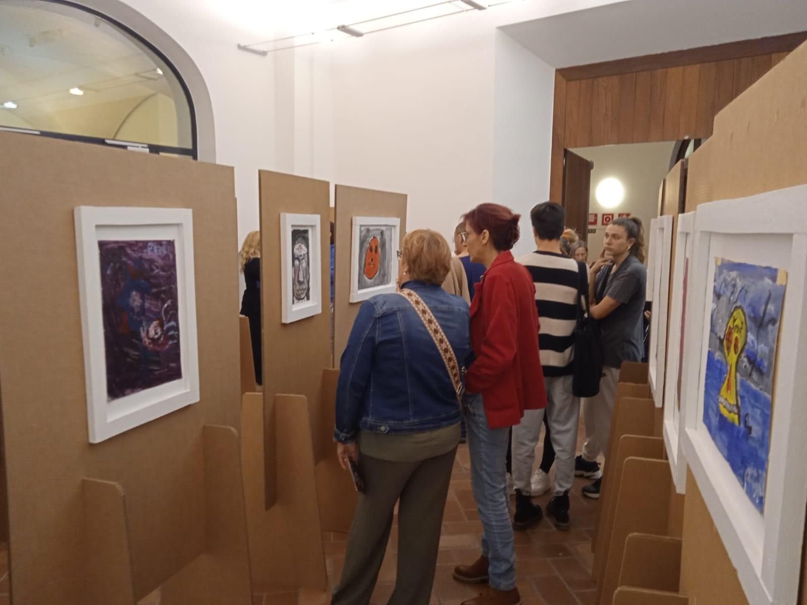 L'exposició s'exhibeix a l'entrada de l'auditori Caputxins de Figueres