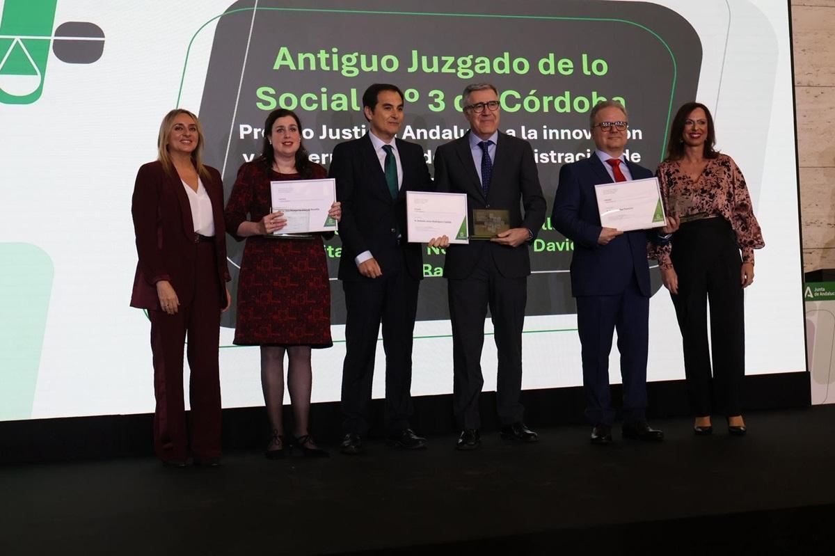 Los profesionales del Juzgado de lo Social 3 de Córdoba distinguidos, junto al consejero de Justicia y la consejera de Fomento.