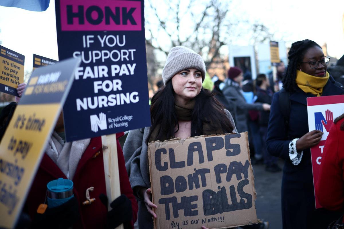 Protesta de enfermeras del sistema de salud público del Reino Unido (NHS, por sus siglas en inglés), frente al Hospital St. Thomas de Londres. Reclaman recibir un salario digno acorde con el trabajo que realizan.