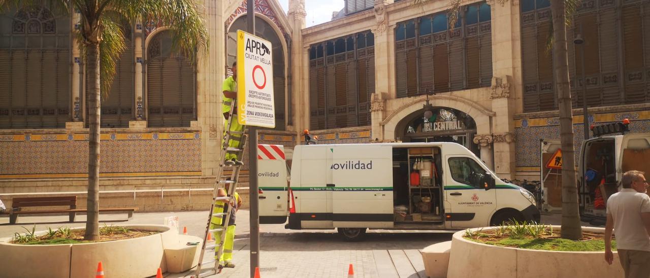 Operarios de Movilidad Sostenible han empezado a mejorar las señales del centro histórico.