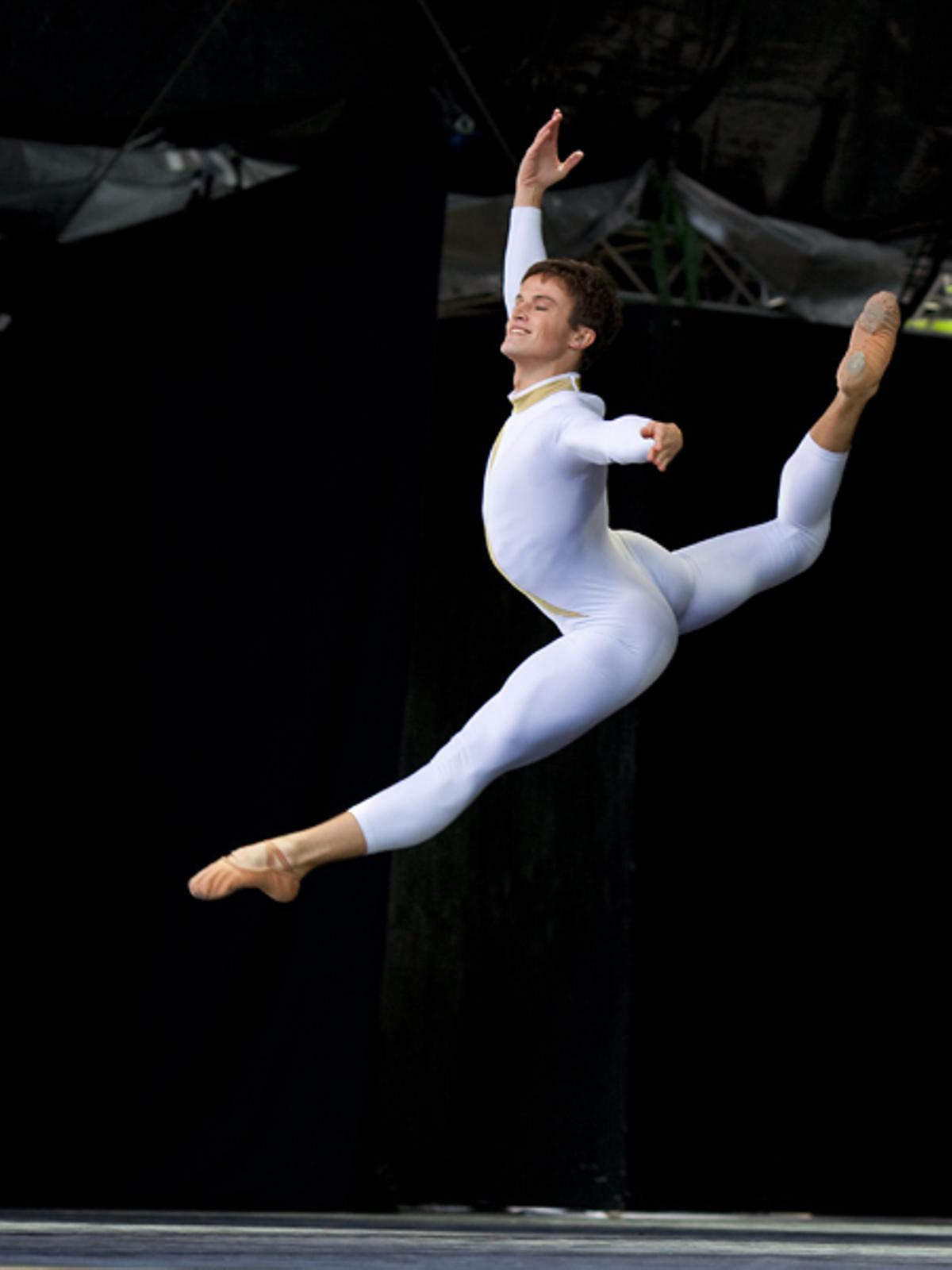 Guillem Bover, ballant al Teatre de l'Òpera Nacional de Finlàndia.