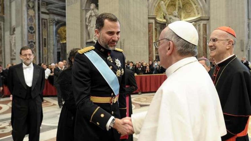 Francisco saluda al entonces Príncipe Felipe, durante la misa solemne de inicio de su Pontificado, el 19 de marzo del 2013.