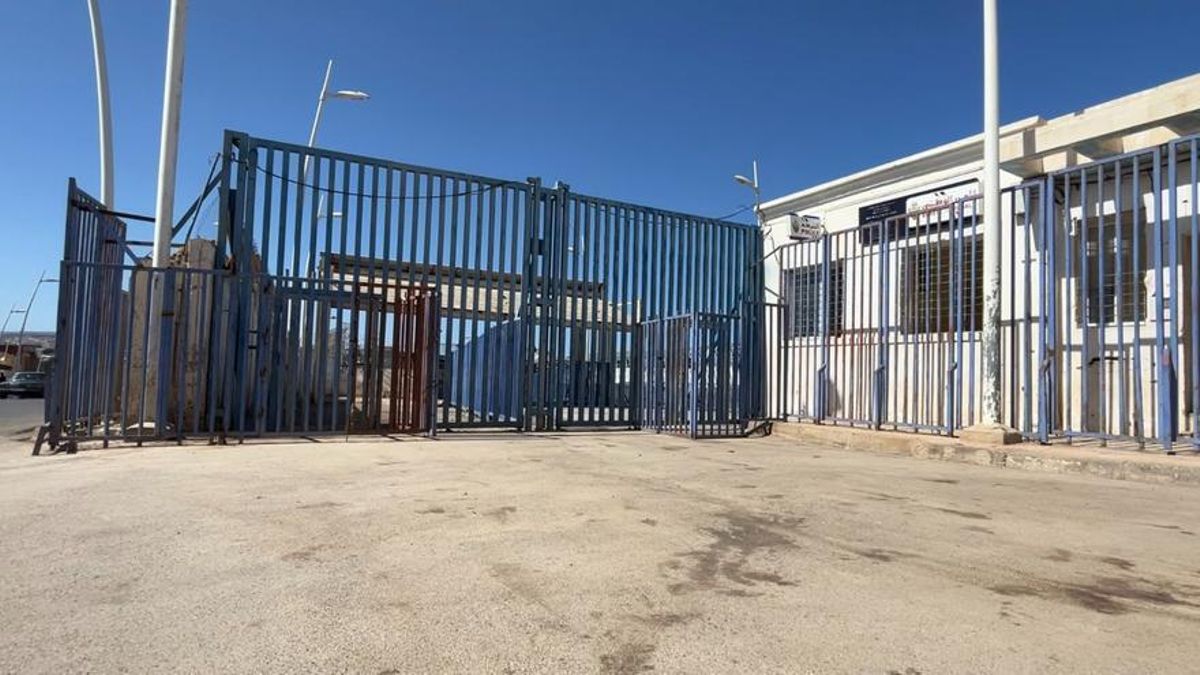 Paso fronterizo de Barrio Chino desde la población marroquí de Beni Ensar, el punto de la valla de Melilla en la que tuvo lugar la tragedia.