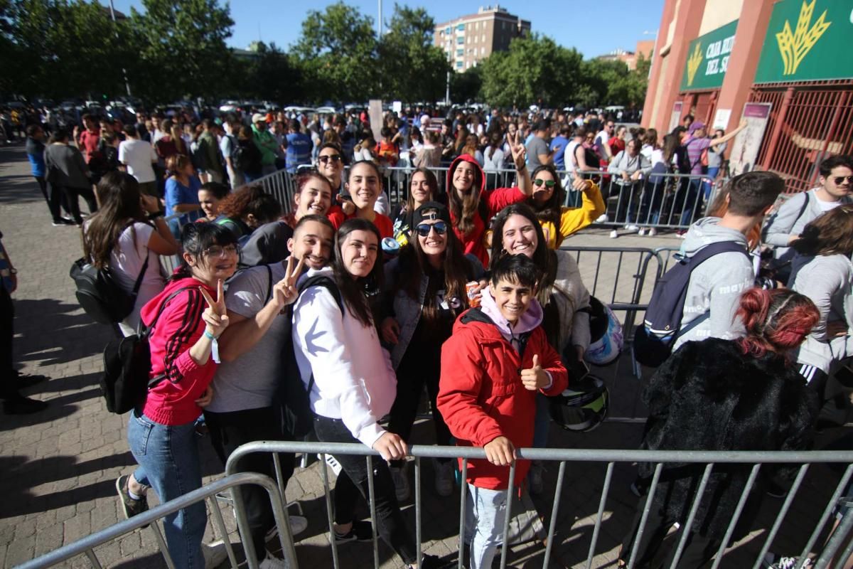 Largas colas para retirar las invitaciones del concierto de Rosalía