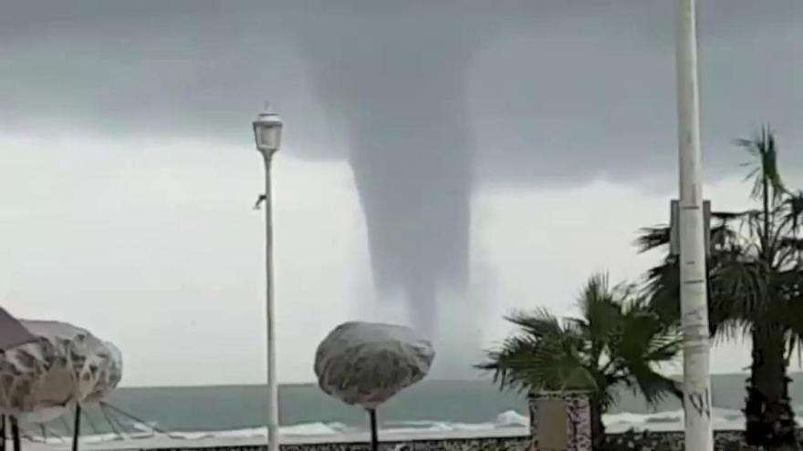 Espectacular tromba marina en la costa de Valencia