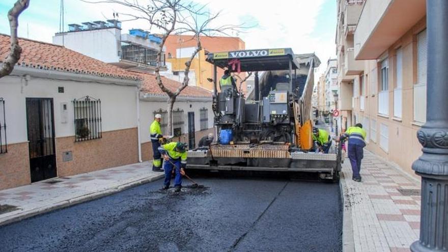 Varios operarios trabajan en la renovación del firme en una anterior campaña de asfaltado en Estepona.