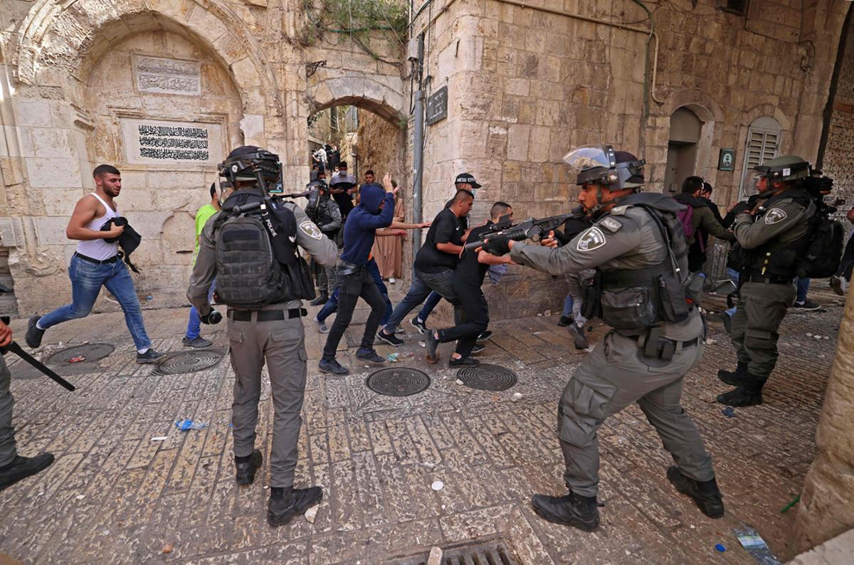 Manifestantes palestinos huyen de las fuerzas de seguridad israelíes en medio de los enfrentamientos.