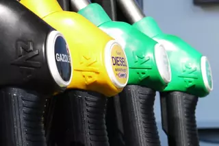 Atención conductores: llega el cheque de 100€ para poner gasolina
