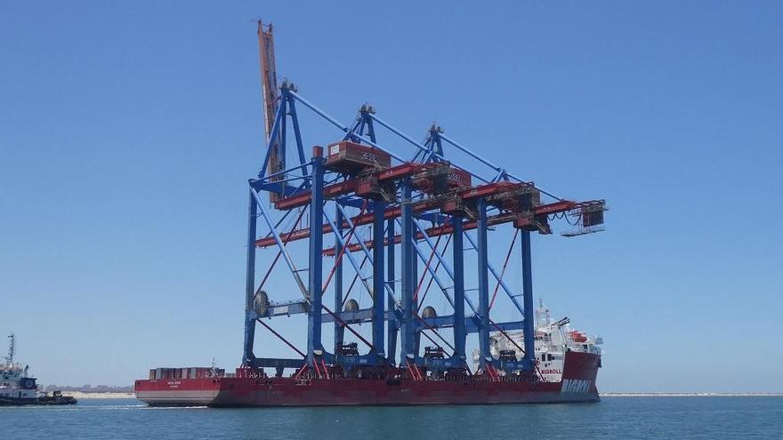 Berco que transporta las tres grúas tras salir de Port Said.