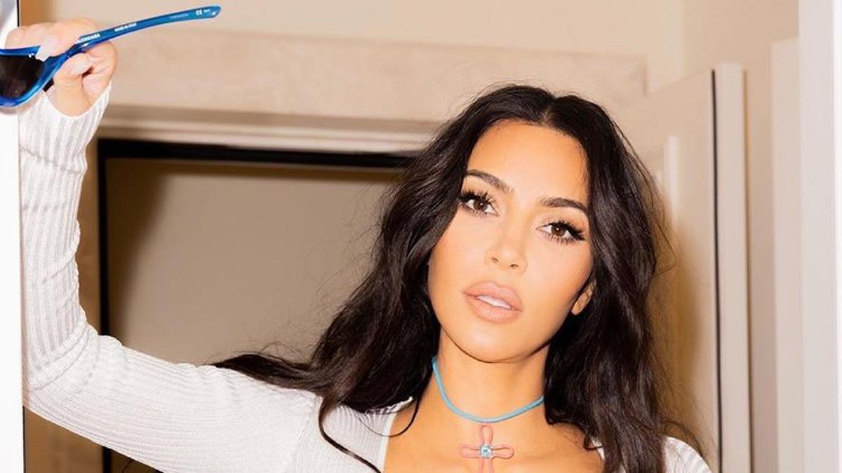 Kim Kardashian, con top blanco con 'cut out' en Italia