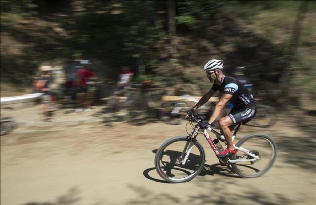 Unos ciclistas descienden por los jardines de Can Borni, en Collserola. 