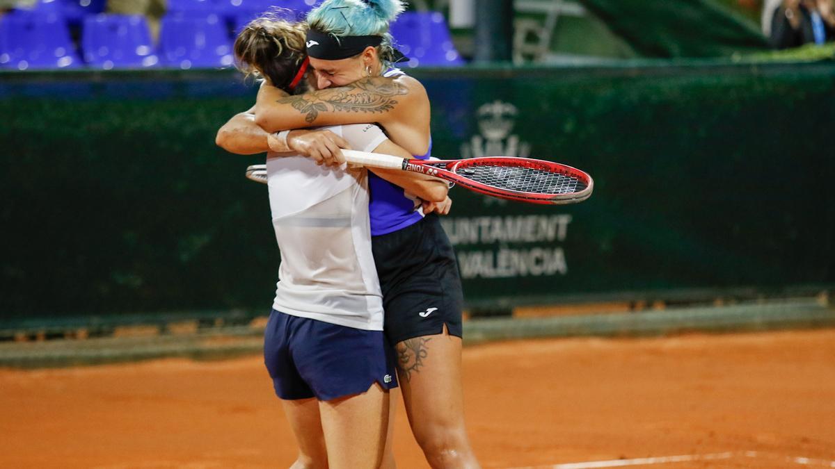 Bolsova se abraza con Gámiz tras ganas el título de dobles