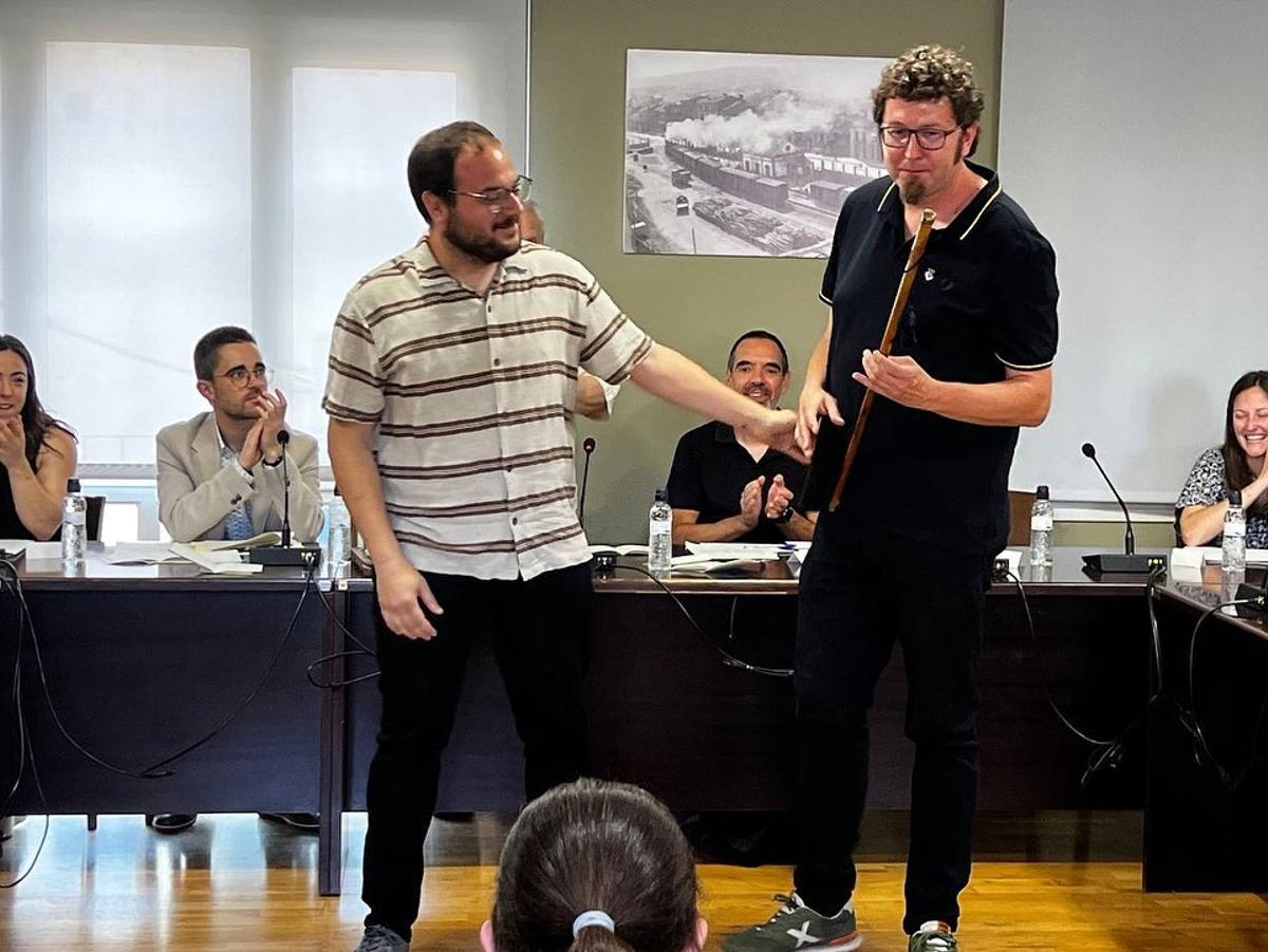 Jaume Casals (dreta), rebent la vara d'alcalde, el juny del 2023, de mans del seu predecessor, Genís Rovira