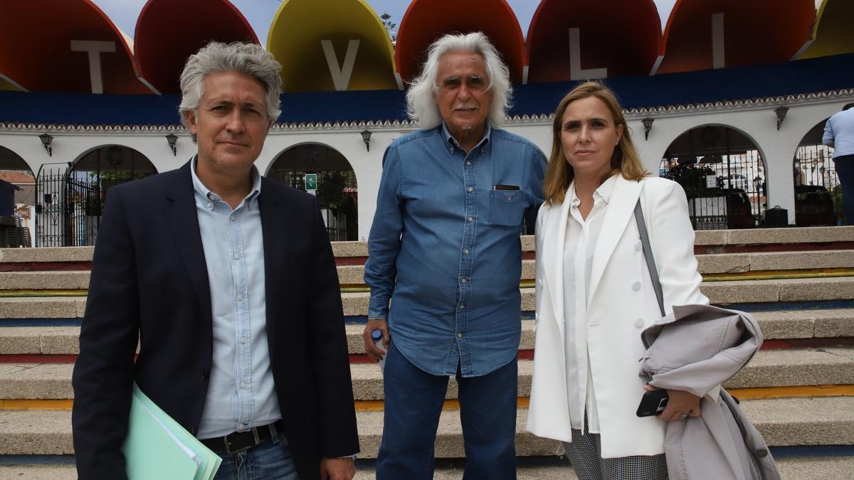 Rafael Gómez, ayer, entre sus hijos José María y Esther, a las puertas del parque Tívoli, en Benalmádena.