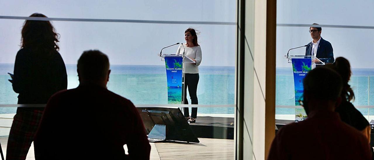 La presidenta Armengol y el conseller Negueruela, durante la rueda de prensa.