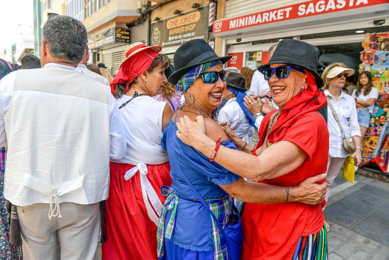 Una romería con bikini en Las Palmas de Gran Canaria