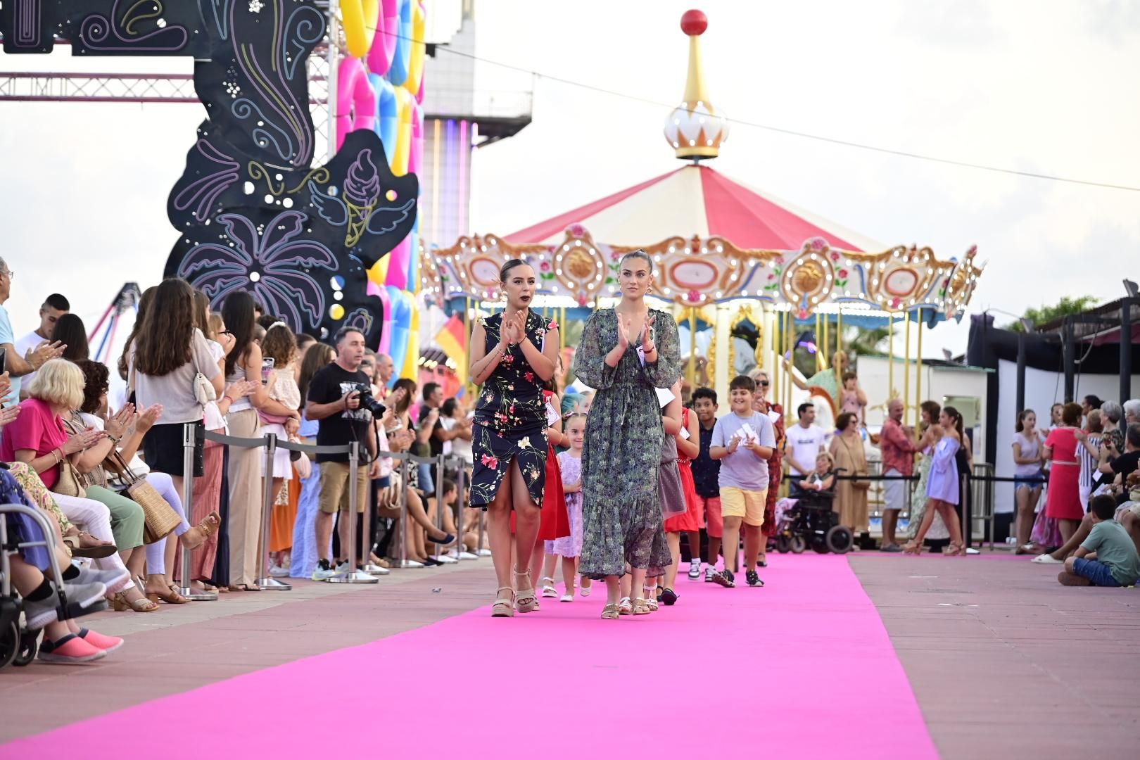 El Moll de Costa se viste de moda con el desfile solidario de Cáritas