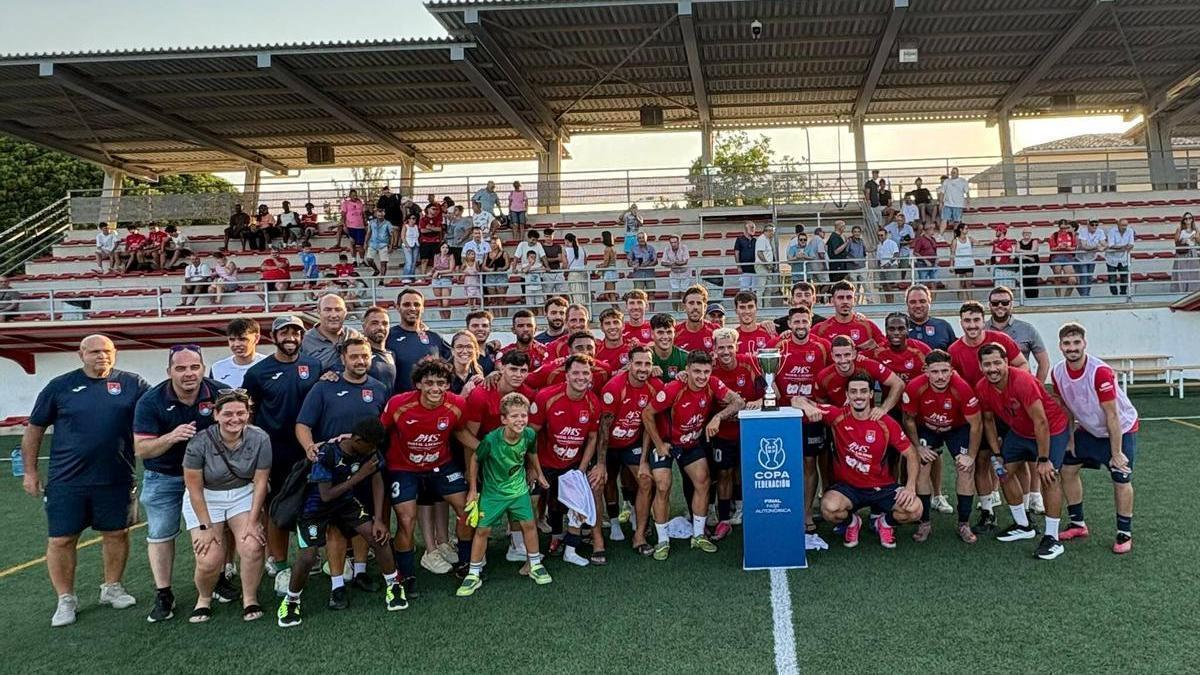 El Porreres posa con el trofeo tras ganar al Ibiza en la final de la Copa Federación.