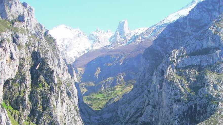 Canal del Texu desde la subida de Camarmeña a Ondón. En el recuadro, Elisa Villa.  / parque nacional de los picos de europa. guía geológica / silveira