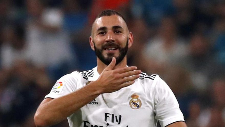 Benzema entrenó con el grupo tras perderse la Supercopa.