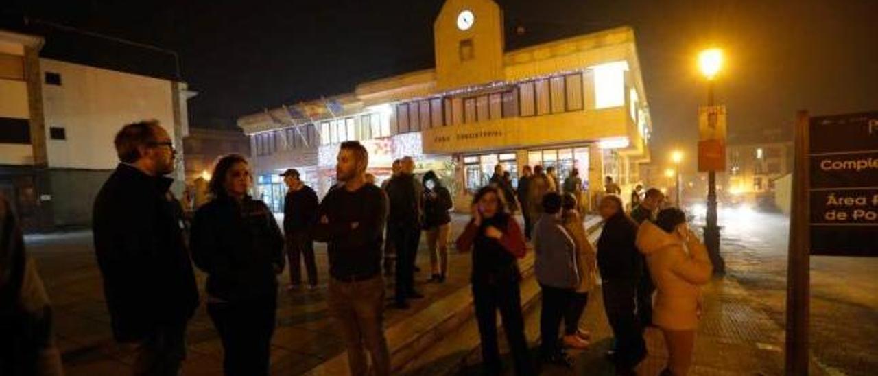 Vecinos concentrados en la plaza del Ayuntamiento de La Caridad.