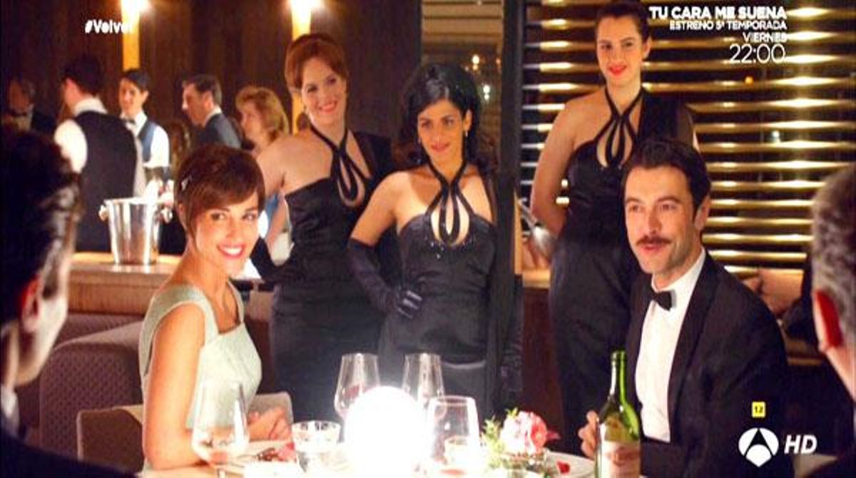 Paula, Mateo i les tres dames d’indumentària trigèmina, en l’escena de la sèrie ’Velvet’, d’Antena 3 TV.