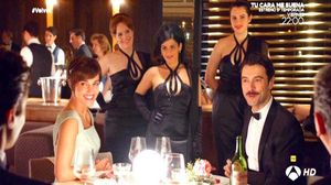 Paula, Mateo i les tres dames d’indumentària trigèmina, en l’escena de la sèrie ’Velvet’, d’Antena 3 TV.