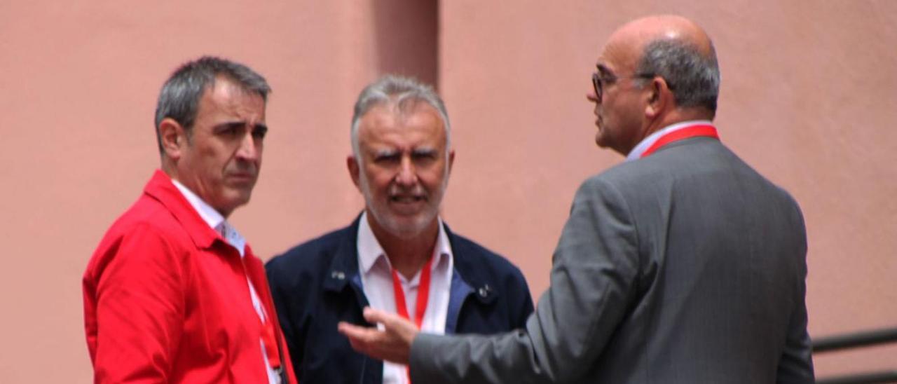 De izquierda a derecha, Francisco Paz, Ángel Víctor Torres y Anselmo Pestana, ayer en La Palma.