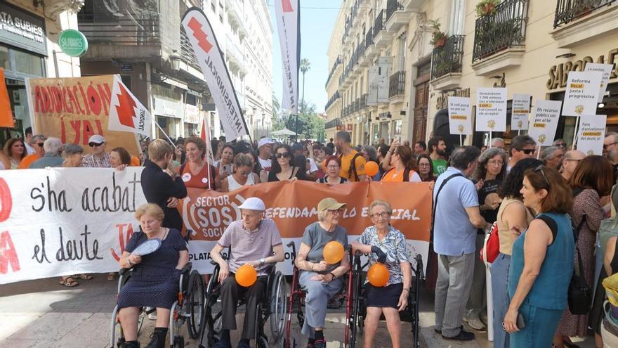 Protestas del tercer sector ante las Corts por la "precarización" de los servicios sociales