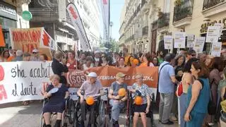 Protestas del tercer sector ante las Corts por la "precarización" de los servicios sociales