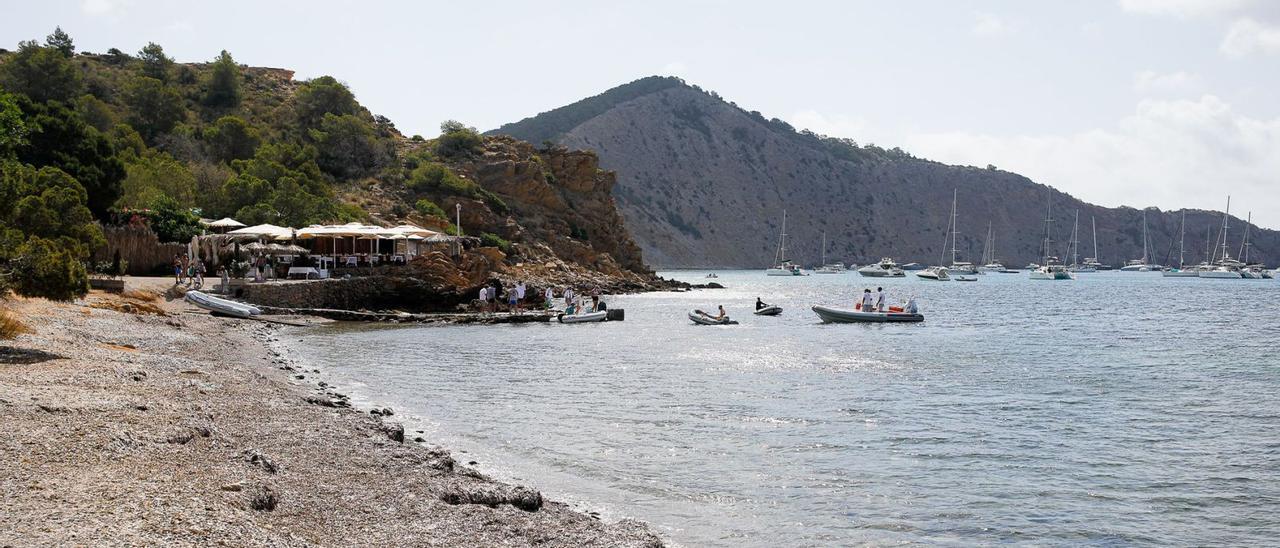 La terraza del restaurante Es Xarcu, en primera línea de la costa, en una imagen tomada ayer. | TONI ESCOBAR