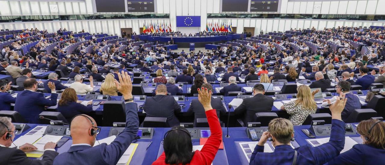 Un instante de la votación, ayer, del informe del Comité de Desarrollo Regional sobre las islas europeas. | | JULIEN WARNAND (EFE)