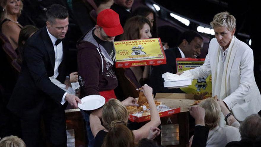 Ellen DeGeneres y Brad Pitt repartiendo pizza.